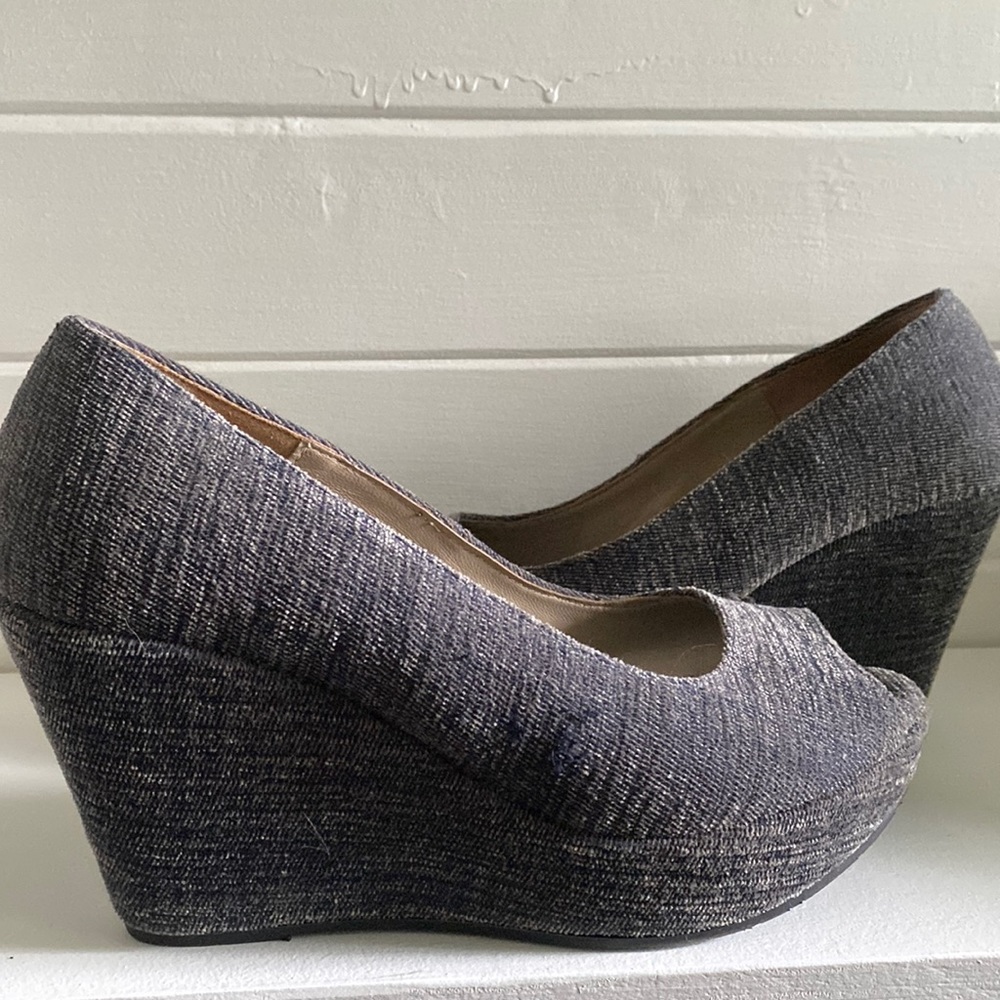 Size 40 Cordani wedge platform peep toe shoes. Beautiful grayish silvery color